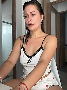 Snapshot of Verito_hot chatting on 02-01-26, 02:04 Verito hot online show from 02-01-26, 02:04