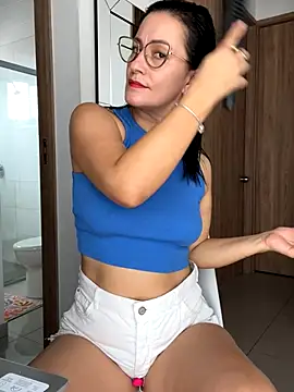 Snapshot of Verito_hot chatting on 10-19-25, 02:09 Verito hot online show from 10-19-25, 02:09