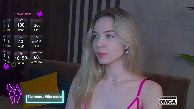 Snapshot of Holl1Would chatting on 02-23-25, 06:28 Holl1Would online show from 02-23-25, 06:28