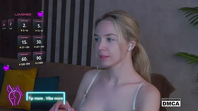 Snapshot of Holl1Would chatting on 03-18-25, 06:50 Holl1Would online show from 03-18-25, 06:50