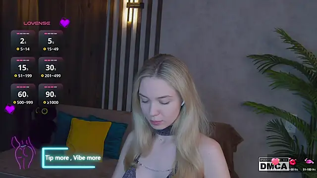 Snapshot of Holl1Would chatting on 03-19-25, 07:49 Holl1Would online show from 03-19-25, 07:49