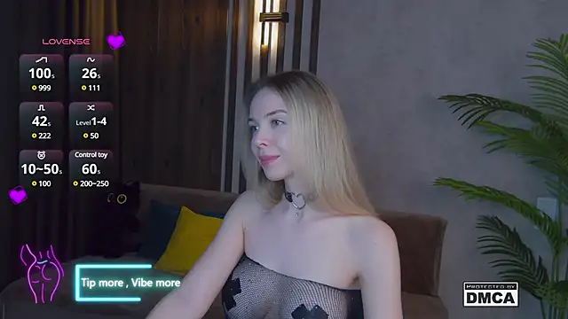 Snapshot of Holl1Would chatting on 03-02-25, 10:56 Holl1Would online show from 03-02-25, 10:56