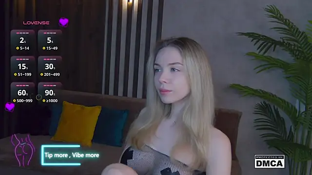 Snapshot of Holl1Would chatting on 02-21-25, 03:34 Holl1Would online show from 02-21-25, 03:34