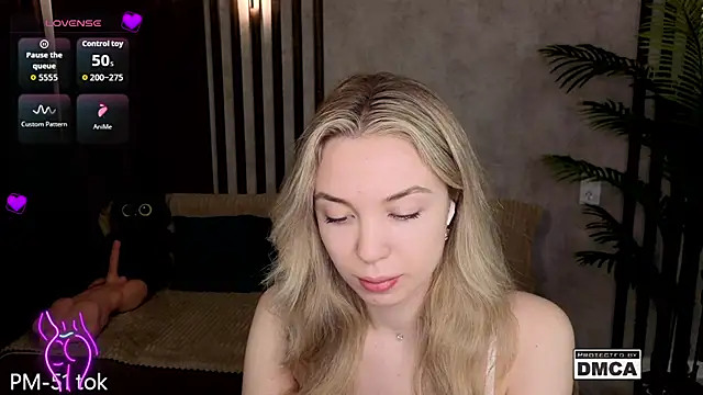 Holl1Would online show from 03-12-26, 08:35