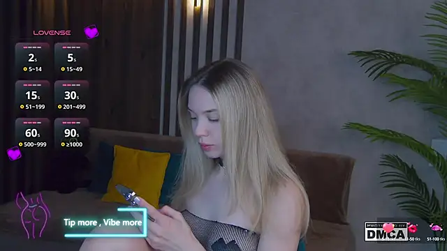 Snapshot of Holl1Would chatting on 03-02-25, 07:52 Holl1Would online show from 03-02-25, 07:52