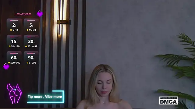 Snapshot of Holl1Would chatting on 03-19-25, 10:53 Holl1Would online show from 03-19-25, 10:53