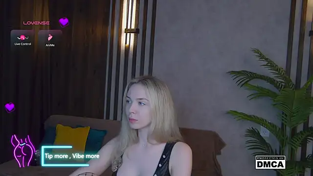 Snapshot of Holl1Would chatting on 03-12-25, 07:36 Holl1Would online show from 03-12-25, 07:36