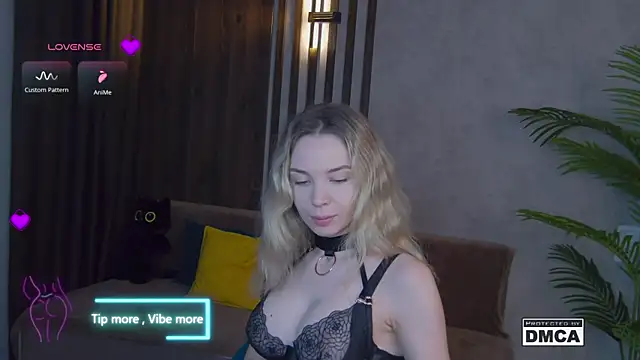 Snapshot of Holl1Would chatting on 03-01-25, 03:53 Holl1Would online show from 03-01-25, 03:53