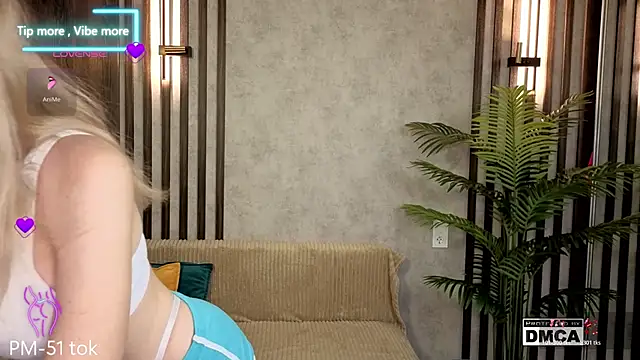 Snapshot of Holl1Would chatting on 12-21-25, 07:26 Holl1Would online show from 12-21-25, 07:26