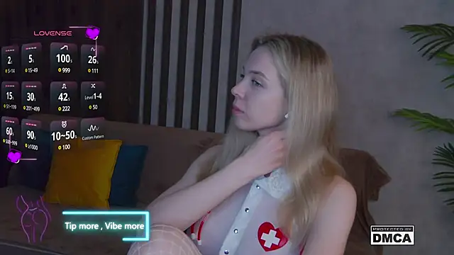 Snapshot of Holl1Would chatting on 03-14-25, 06:53 Holl1Would online show from 03-14-25, 06:53