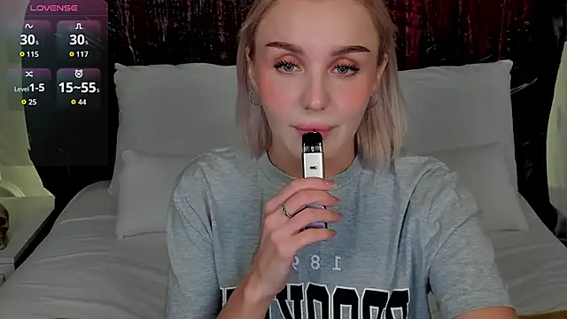 Snapshot of LianaFord chatting on 10-17-25, 10:33 LianaFord online show from 10-17-25, 10:33