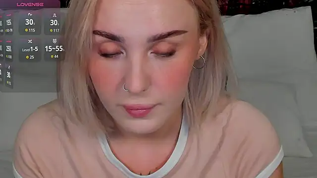 Snapshot of LianaFord chatting on 10-22-25, 11:25 LianaFord online show from 10-22-25, 11:25