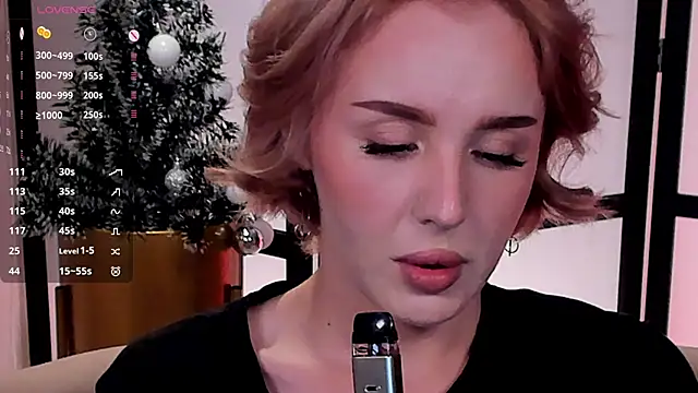 Snapshot of LianaFord chatting on 12-21-25, 06:42 LianaFord online show from 12-21-25, 06:42