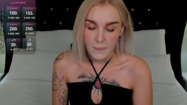 Snapshot of LianaFord chatting on 10-15-25, 09:56 LianaFord online show from 10-15-25, 09:56