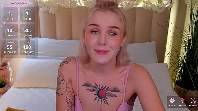 Snapshot of LianaFord chatting on 10-15-25, 12:20 LianaFord online show from 10-15-25, 12:20