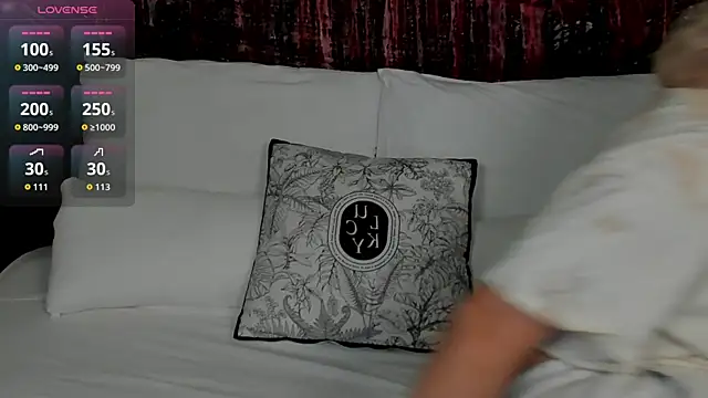 Snapshot of LianaFord chatting on 10-19-25, 09:50 LianaFord online show from 10-19-25, 09:50