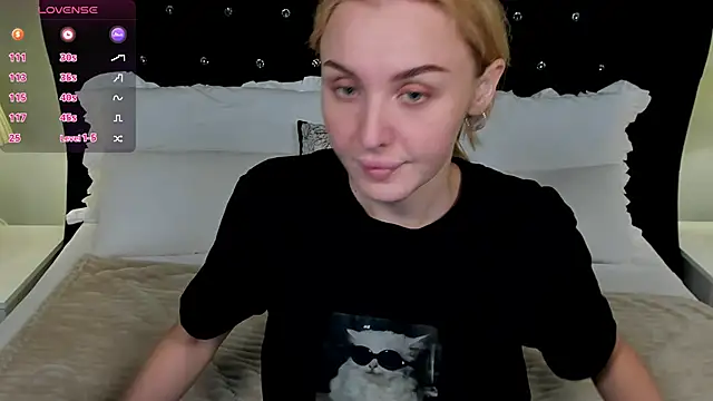 Snapshot of LianaFord chatting on 11-27-25, 08:42 LianaFord online show from 11-27-25, 08:42