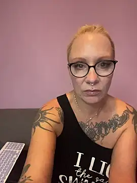 Snapshot of Jan_ina chatting on 10-10-25, 05:14 Jan ina online show from 10-10-25, 05:14