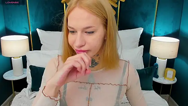 Snapshot of SarahLust chatting on 05-08-26, 12:20 SarahLust online show from 05-08-26, 12:20
