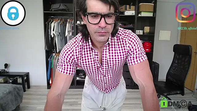 Snapshot of samricci21 chatting on 04-10-26, 10:44 samricci21 online show from 04-10-26, 10:44