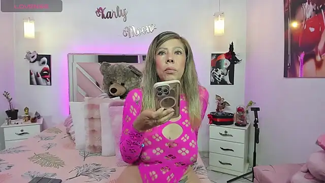 Snapshot of Karly_moon chatting on 09-17-25, 08:11 Karly moon online show from 09-17-25, 08:11