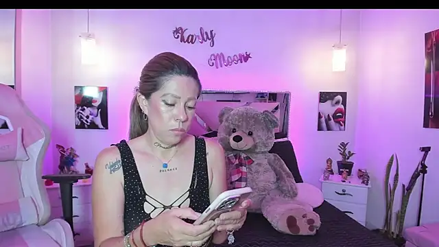Snapshot of Karly_moon chatting on 04-20-26, 10:22 Karly moon online show from 04-20-26, 10:22