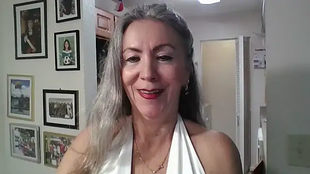 Snapshot of EvaRobinson chatting on 02-17-25, 11:22 EvaRobinson online show from 02-17-25, 11:22