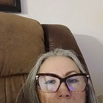 Snapshot of EvaRobinson chatting on 10-28-25, 11:25 EvaRobinson online show from 10-28-25, 11:25