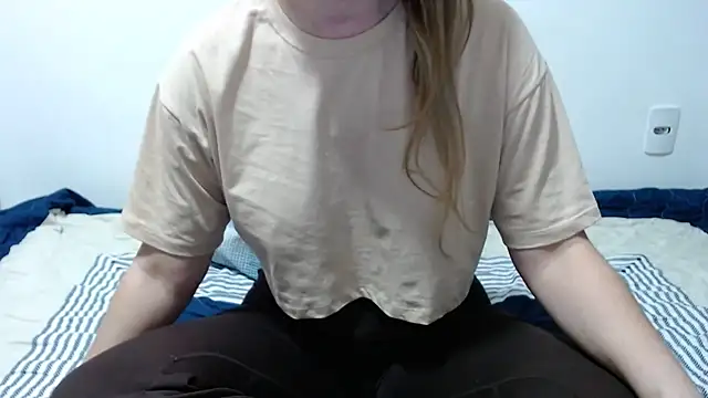 Snapshot of Laiara22 chatting on 05-28-26, 02:08 Laiara22 online show from 05-28-26, 02:08