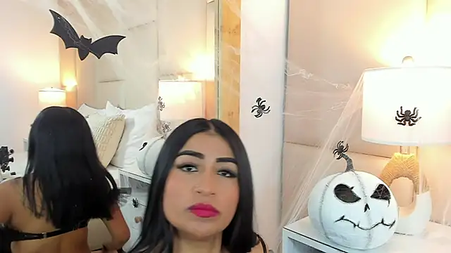 Snapshot of AntoniaRoss_ chatting on 10-15-25, 01:41 AntoniaRoss online show from 10-15-25, 01:41