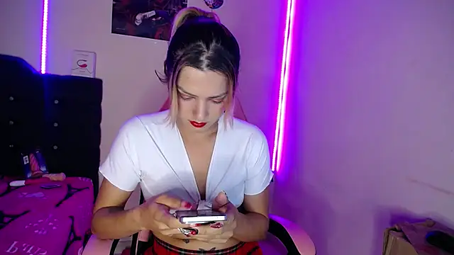 Snapshot of yuliana_19 chatting on 10-18-25, 02:41 yuliana 19 online show from 10-18-25, 02:41