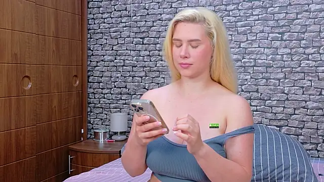 Snapshot of CuteBlondeMe chatting on 07-06-26, 05:59 CuteBlondeMe online show from 07-06-26, 05:59