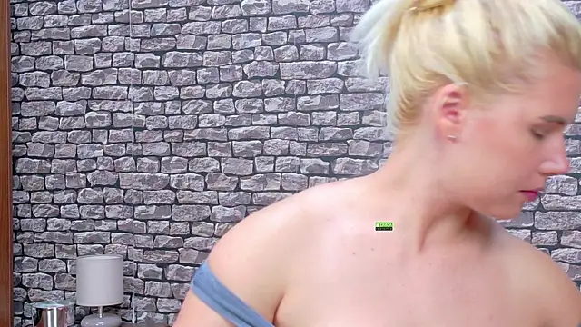 Snapshot of CuteBlondeMe chatting on 07-22-26, 04:20 CuteBlondeMe online show from 07-22-26, 04:20