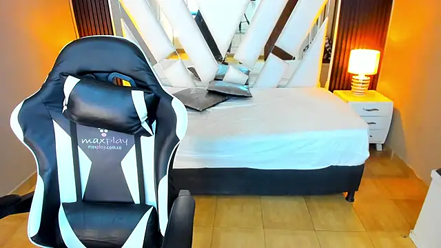 Linda4Petite online show from 10-31-25, 06:04