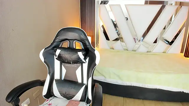 Linda4Petite online show from 04-12-26, 03:04