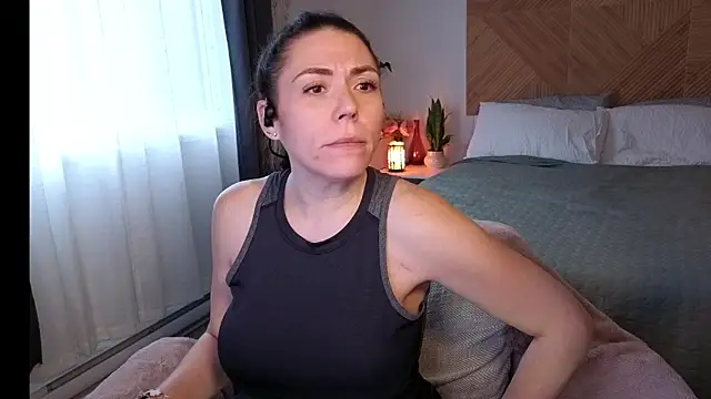 Ellie-L-Elizabeth online show from 04-14-26, 06:35