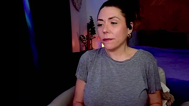 Snapshot of Ellie-L-Elizabeth chatting on 05-19-26, 03:02 Ellie-L-Elizabeth online show from 05-19-26, 03:02
