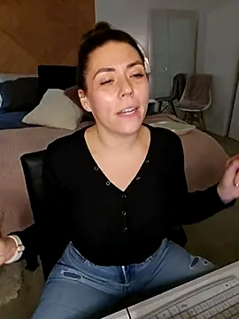 Ellie-L-Elizabeth online show from 11-25-25, 07:47