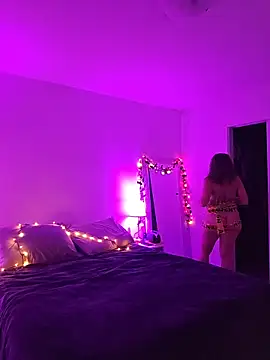 Ellie-L-Elizabeth online show from 10-18-25, 04:47