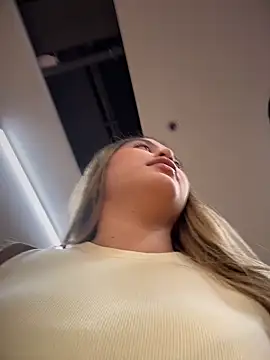 lunablossom  online show from 03-22-26, 07:48