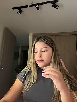 lunablossom  online show from 03-17-26, 12:24