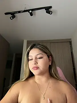 lunablossom  online show from 02-25-26, 11:48