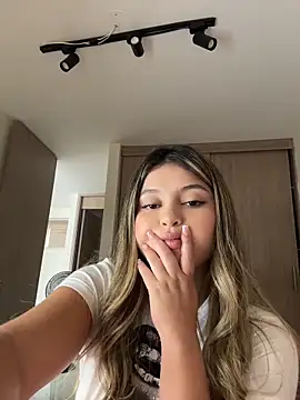 lunablossom  online show from 04-10-26, 08:05