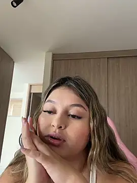 lunablossom  online show from 02-08-26, 05:21