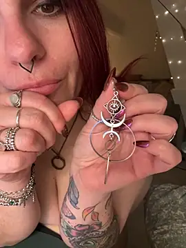 LunaMoongirl online show from 10-17-25, 09:05