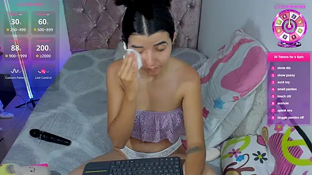 Snapshot of amy_petite chatting on 06-04-26, 04:33 amy petite online show from 06-04-26, 04:33