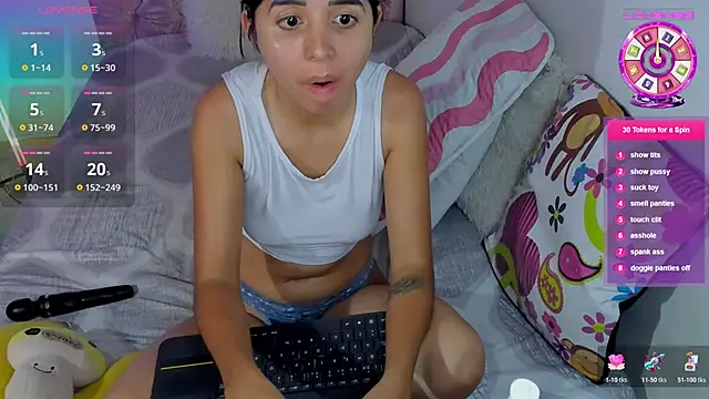 Snapshot of amy_petite chatting on 06-04-26, 01:10 amy petite online show from 06-04-26, 01:10