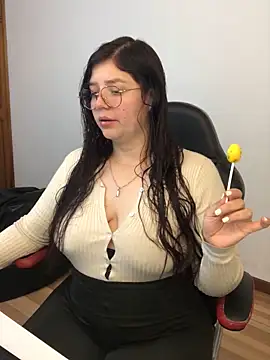 Snapshot of kayortiiz chatting on 05-12-26, 11:11 kayortiiz online show from 05-12-26, 11:11