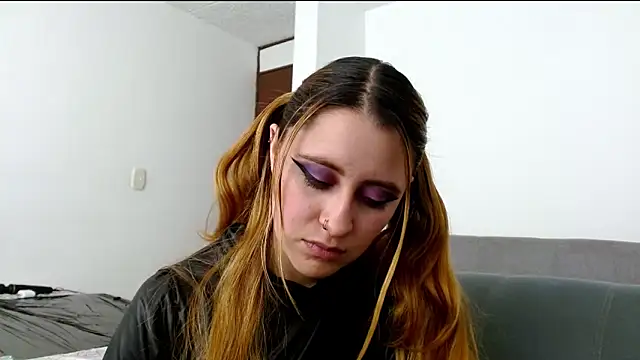 Snapshot of Juls_winter_ chatting on 04-20-26, 06:09 Juls winter online show from 04-20-26, 06:09