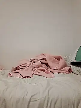 Snapshot of laura_dirtyhot chatting on 01-01-25, 08:26 laura dirtyhot online show from 01-01-25, 08:26